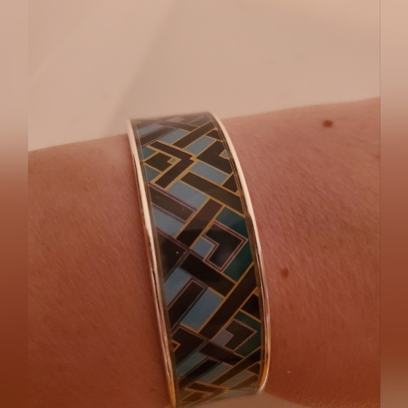 Chico's Silver and Enamel Bangle Bracelet with Chevron Design NWT - Picture 1 of 8